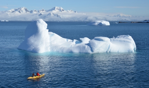 Mikkelson kayak & iceberg (1024x606)